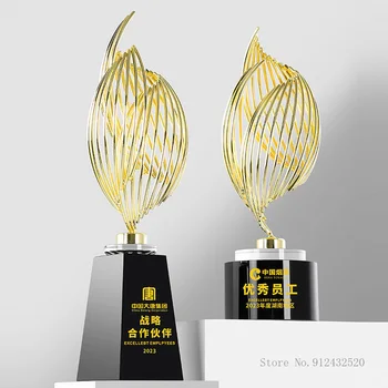 Kreatívne Prispôsobenie Premium Art Kov Trofej Enterprise Vynikajúce Zamestnanca Ocenenie Crystal Base Drevorytu Domáce Dekorácie